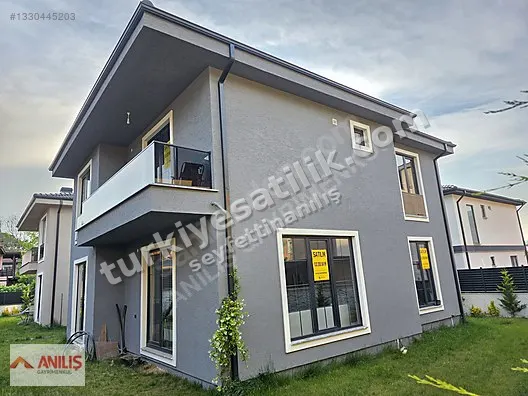 Sapanca Çayiçi'nde 4+1, 175m² Satılık Lüks Villa